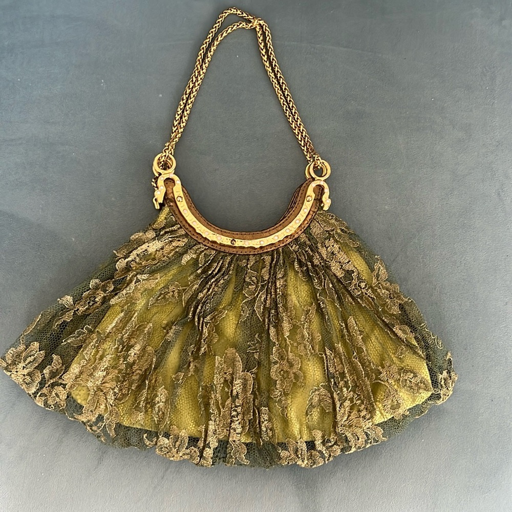 A VINTAGE LOOKING EVENING BAG. SILK WITH LACE OVER AND A GOLD CHAIN